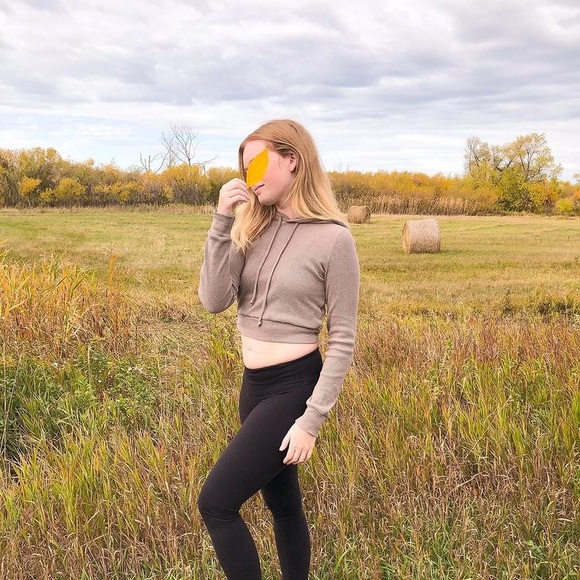 *SALE* aritzia cropped thermal - Picture 2 of 2